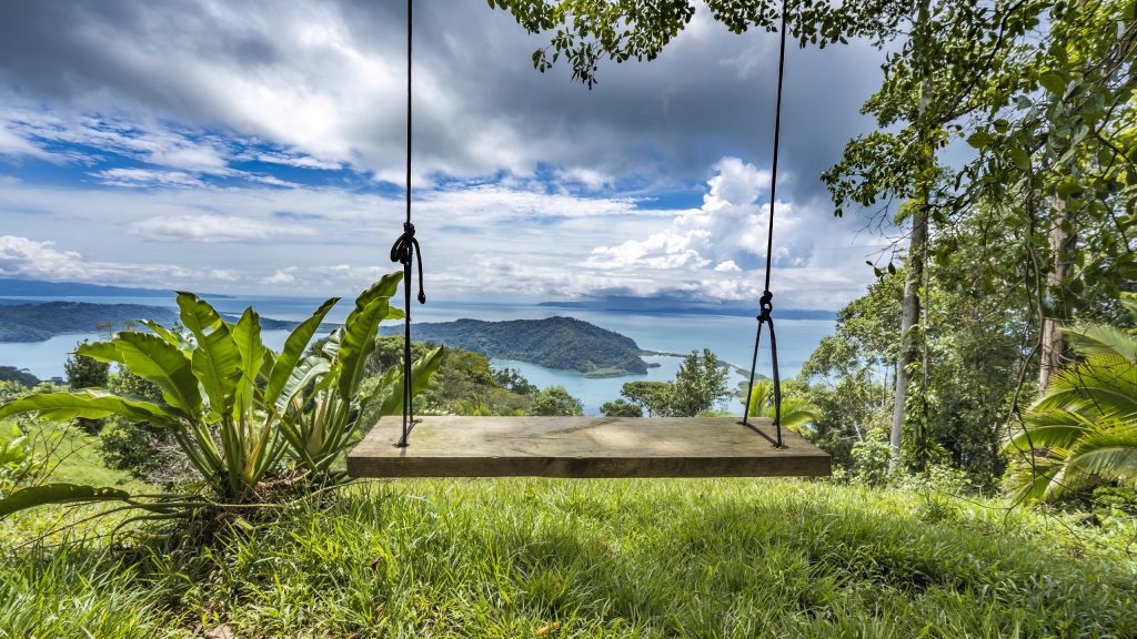 Costa Rica_Schaukel mit Blick über den Ozean