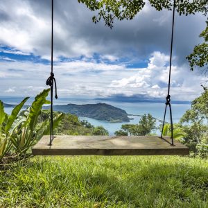 Costa Rica_Schaukel mit Blick über den Ozean